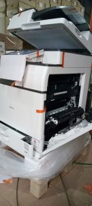 Bên trong "bụng" chiếc máy photocopy Ricoh.