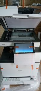 Kỹ thuật viên đang test độ nhạy cảm ứng, đảm bảo khi giao tới khách hàng máy photocopy hoạt động mượt mà, không điểm chết.