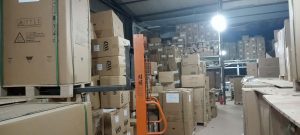 Tâm Anh sử dụng xe nâng (Forklift) chuyên dụng để bốc xếp tại kho máy, đảm bảo an toàn tuyệt đối cho thiết bị.