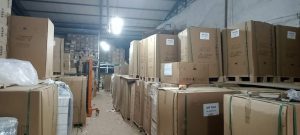 Toàn cảnh một góc kho máy trung tâm. Hàng trăm kiện máy Photocopy và Máy in được đóng thùng nguyên đai nguyên kiện.