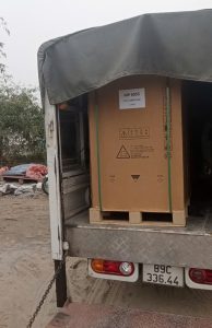 Máy được đóng gói vuông vức, xếp ngay ngắn trên xe. Xe thùng kín đảm bảo máy an toàn tuyệt đối bất kể trời mưa bão.